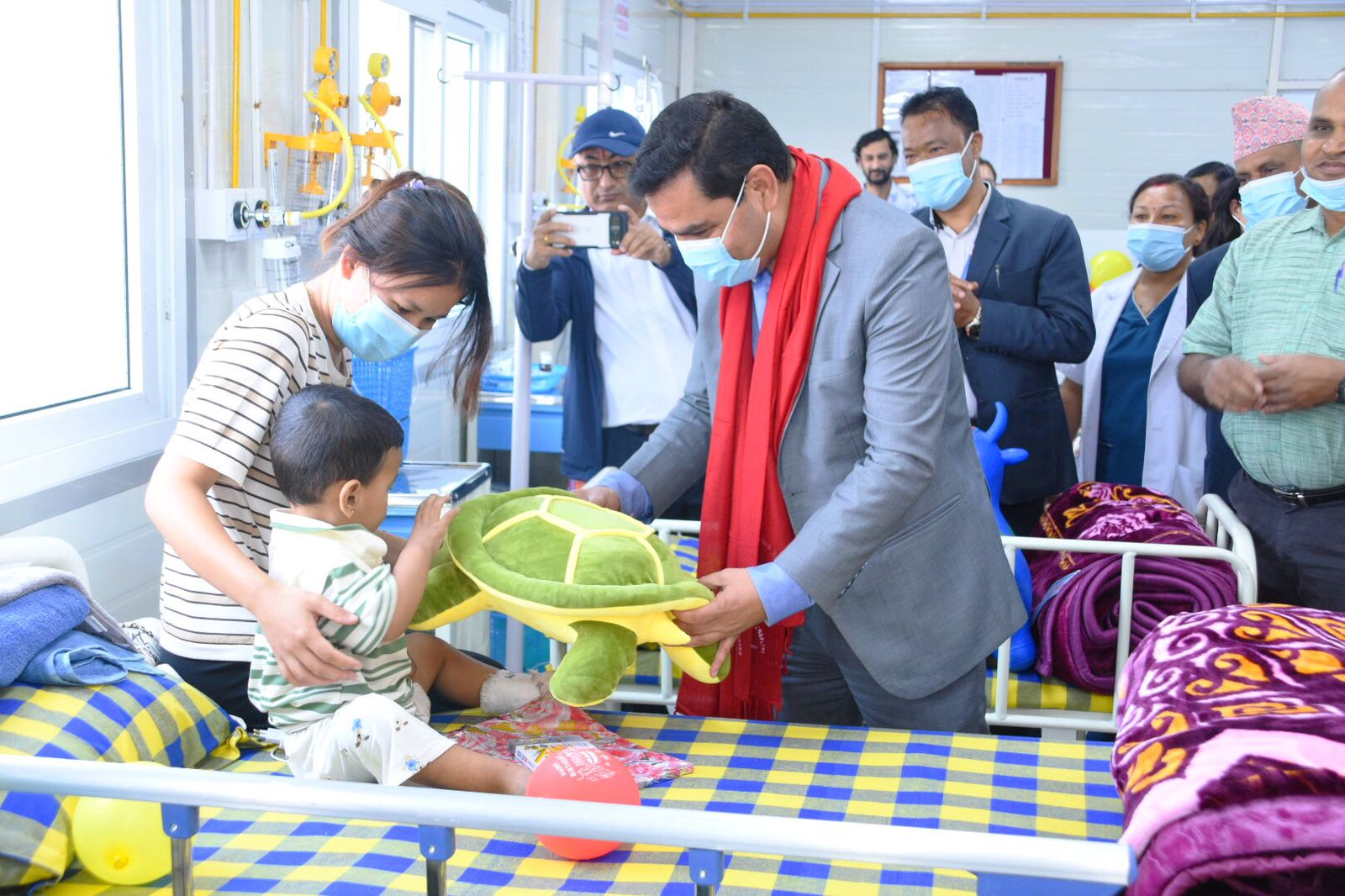 अस्पतालमा बालकलाई भेट्दै प्रदीप पौडेल